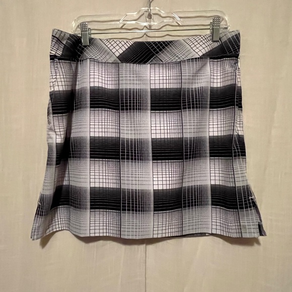 Izod Black and White Plaid Golf Active Skort - Picture 1 of 7